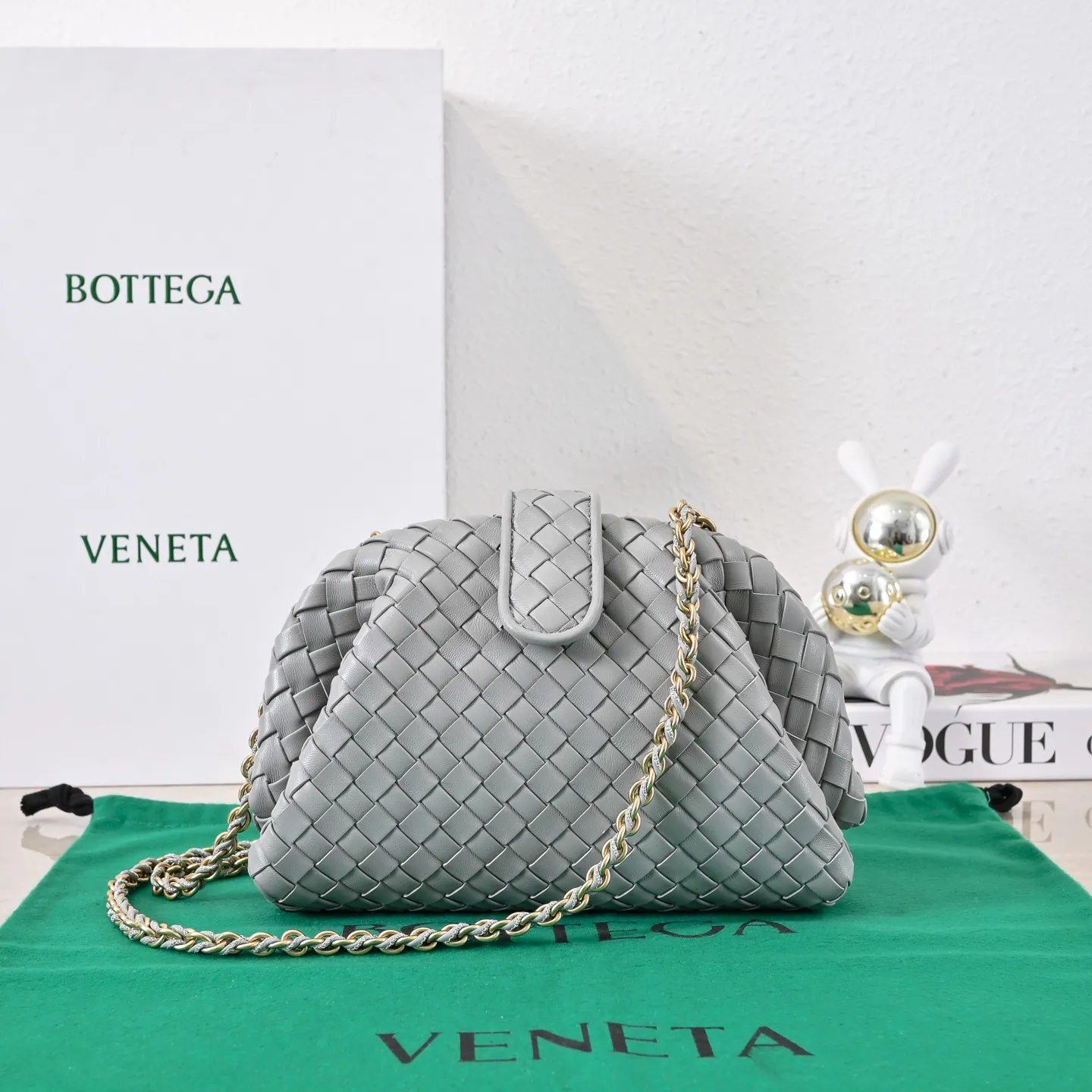 Batch 1880 BOTTEGA VENETA LAUREN 1980 small clutch bag is new! The small size that many people are squatting on is finally here. The self-adjustable zipper is a highlight of this bag. After being removed, it can be used as a handbag for important occasions. One bag unlocks two carrying methods at the same time. It is practical and has a unique sense of structure and beautiful lines. It is more elegant than a small cloud. It is a tribute to the classics and the pursuit of modernity. Style number: 4038 Size: 27*15*8cm